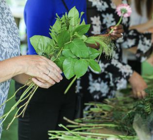 Embassy Gardens celebrates Chelsea Fringe with pop-up bouquet making workshop 